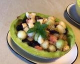 Une image de l'étape 12 de Salade de fruits (melon vert,prunes d ante,mûres,ananas et banane).