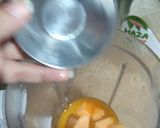 A picture of step 3 of Yellow melon juice.