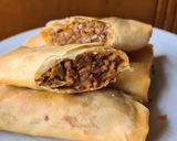 Foto langkah ke 4 dari resep Cheeseburger spring roll.