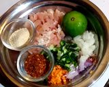 A picture of step 1 of Spicy Minced Chicken Salad.