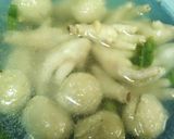 Foto langkah ke 4 dari resep Sop kaki ayam,baso,dengan minyak bawang.