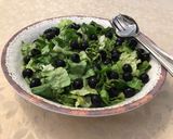 Foto del paso 2 de la receta: Ensalada de lechugas con ciboulette y aceitunas