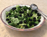 Foto del paso 2 de la receta: Ensalada de lechugas con ciboulette y aceitunas