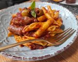 Foto del paso 4 de la receta: Garganeli con salchichas y aceitunas con salsa de tomate picante