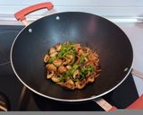 Foto del paso 4 de la receta: Bulgur integral con wok de champiñones Portobello, cebolla y pimiento verde