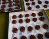 Foto langkah ke 4 dari resep Cookies coklat simpel (tanpa mixer, tanpa cetakan).