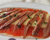Foto del paso 2 de la receta: Tapa de Anchoas con queso artesano de autor sobre tomate natural
