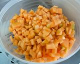 Une image de l'étape 4 de Salade de fruits aux deux melons, raisins et abricots.