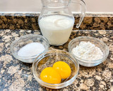 Foto del paso 1 de la receta: Pastel de nata relleno con crema y frutas confitadas