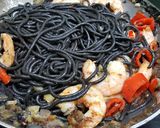 Foto del paso 9 de la receta Espaguetis negros de sepia con langostinos