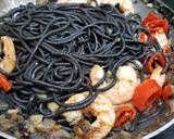 Foto del paso 9 de la receta: Espaguetis negros de sepia con langostinos