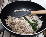 Foto langkah ke 3 dari resep Ayam Suwir Sambal Matah-Pandan.