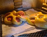 Hình bước làm 1 của món Bánh mì xúc xích 🌭