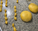 Foto del paso 3 de la receta: Pan de muerto de calabaza by @latoneira
