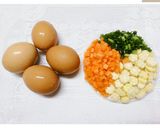 รูปขั้นตอนการทำที่ 1 ของ 🥚🥕ไข่คนผัก3สี Scrambled eggs with 3 colors of vegetables