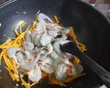 Foto langkah ke 3 dari resep Udang Wortel saus tiram.