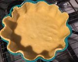 Une image de l'étape 4 de Tarte à la rhubarbe et crème de cassis (pâte brisée épeautre lait vanille).