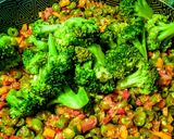 Foto del paso 5 de la receta: BRÓCOLI DE AYER, Más huevos y habichuelas...!