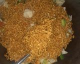Foto langkah ke 6 dari resep Mie Goreng Simpel.