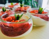 Une image de l'étape 3 de Panacotta aux fraises avec coulis de framboises.