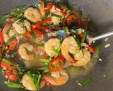 Foto langkah ke 4 dari resep Tumis Udang Daun Bawang.
