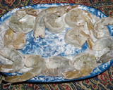 Foto del paso 7 de la receta: Camarones fritos con batido de cerveza y ensalada de mango con queso de cabra