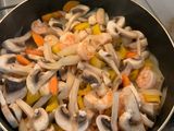 Spaghetti con salteado de camarones y verduras
