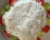 Foto langkah ke 7 dari resep Strawberry Shine Muscat Cake.