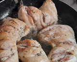 Foto del paso 1 de la receta: Muslos de pollo en salsa con champiñones y cebolla