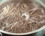 Une image de l'étape 1 de Nouilles soba sautées à l’encornet et au chou chinois.