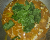 Foto del paso 5 de la receta: Sopa de pollo, fideos de arroz, espinacas y cilantro