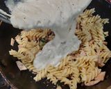 A picture of step 3 of White sauce pasta with chicken salami.