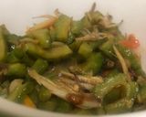 Foto langkah ke 4 dari resep Tumis pare teri pedas.