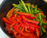 Foto del paso 4 de la receta: Tiras de solomillo de cerdo guisadas con verduras