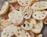 Hình bước làm 2 của món Đuôi heo nấu hạt sen, củ sen