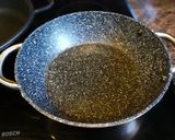 Foto del paso 2 de la receta: Tropezones de panceta con col fermentado sobre masa de maíz