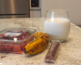 Foto del paso 1 de la receta: Batido de frambuesa, plátano y Kinder Bueno