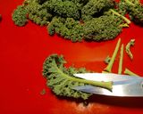 Foto del paso 1 de la receta: Chips de kale sabrosos, saludables y fáciles de preparar
