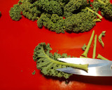 Foto del paso 1 de la receta: Chips de kale sabrosos, saludables y fáciles de preparar