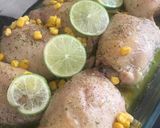 Foto del paso 3 de la receta: Pollo al horno súper fácil con mojo verde, maíz y lima