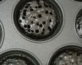 Foto langkah ke 5 dari resep Martabak Manis Hitam.