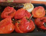 Foto del paso 2 de la receta: Ensalada de pimientos rojos cebolla y berenjena asados al horno