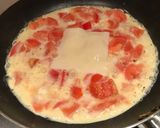 A picture of step 4 of Tomatoes Fried with Egg and Cheese Noodles.