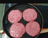A picture of step 6 of Oats chila with sprouted beans topping.