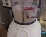 Foto langkah ke 2 dari resep Smoothies Pisang Strawberry.