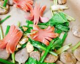 Hình bước làm 2 của món Ăn sáng với mì gói bò viên xúc xích