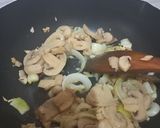 Foto langkah ke 3 dari resep Tumis touge Jamur kancing.