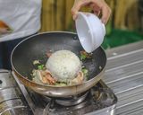 รูปขั้นตอนการทำที่ 8 ของ ข้าวผัด กะเพราคลุก กุ้ง กลิ่นหอมฟุ้ง รสชาติจัดจ้าน