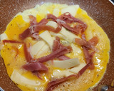 Foto del paso 2 de la receta: Tortilla abierta de aguacate, jamón y queso