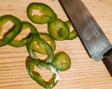 Foto del paso 1 de la receta: Ensalada fresca de brotes tiernos, pimiento verde y cebolleta